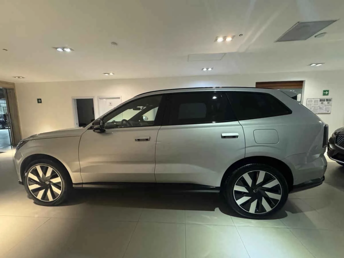 Volvo EX90 2025