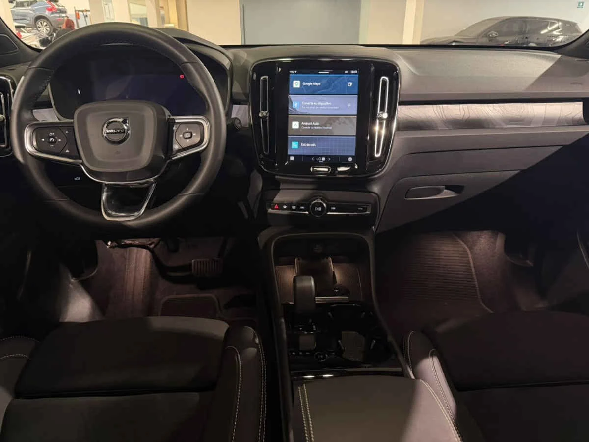 Volvo EX40 2025
