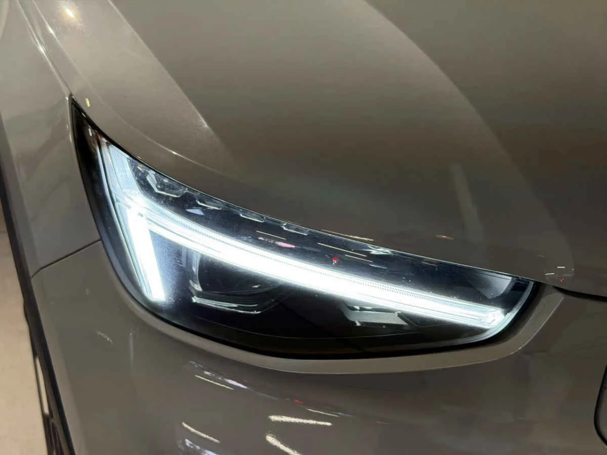 Volvo EX40 2025