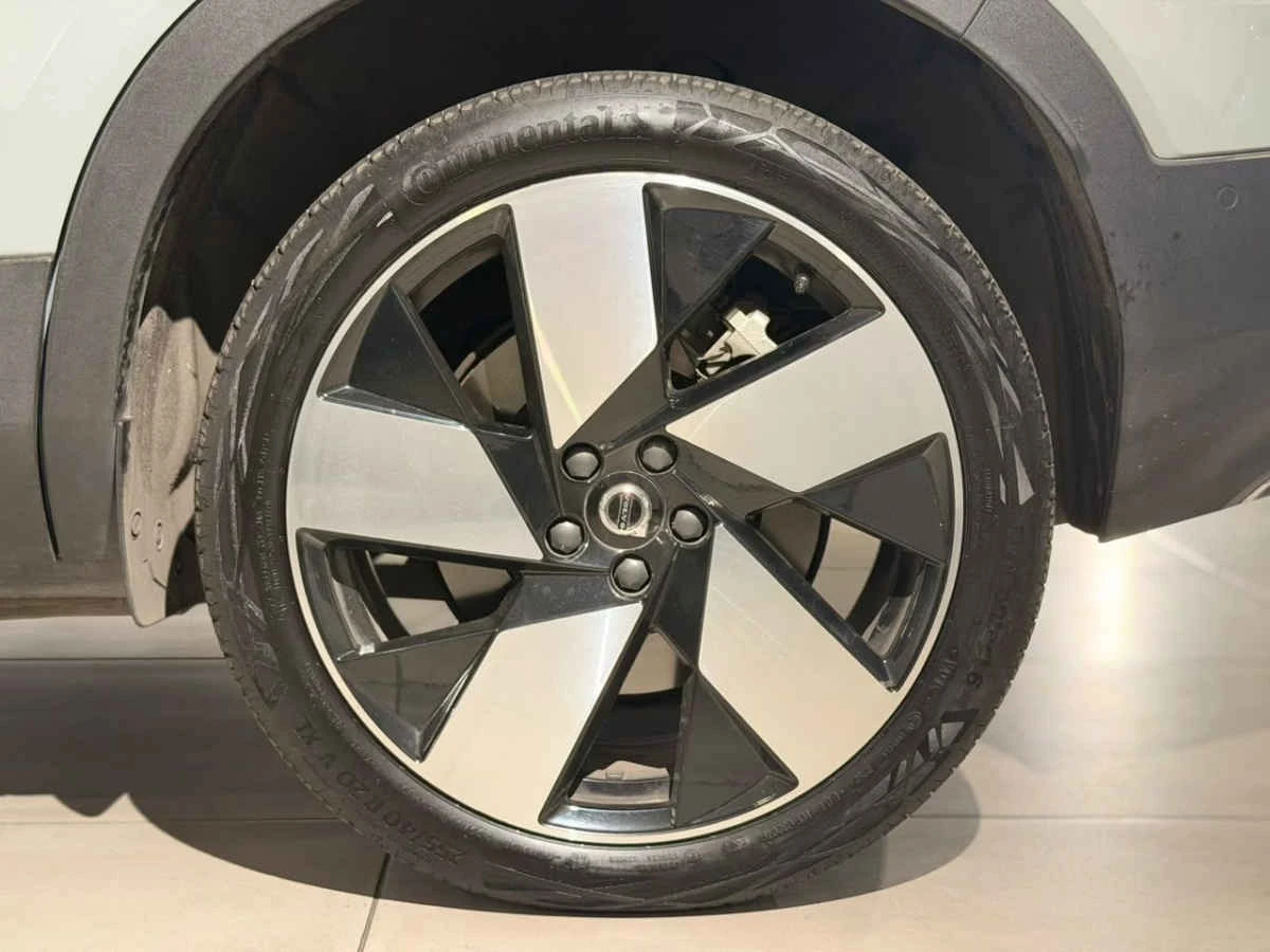 Volvo EX40 2025